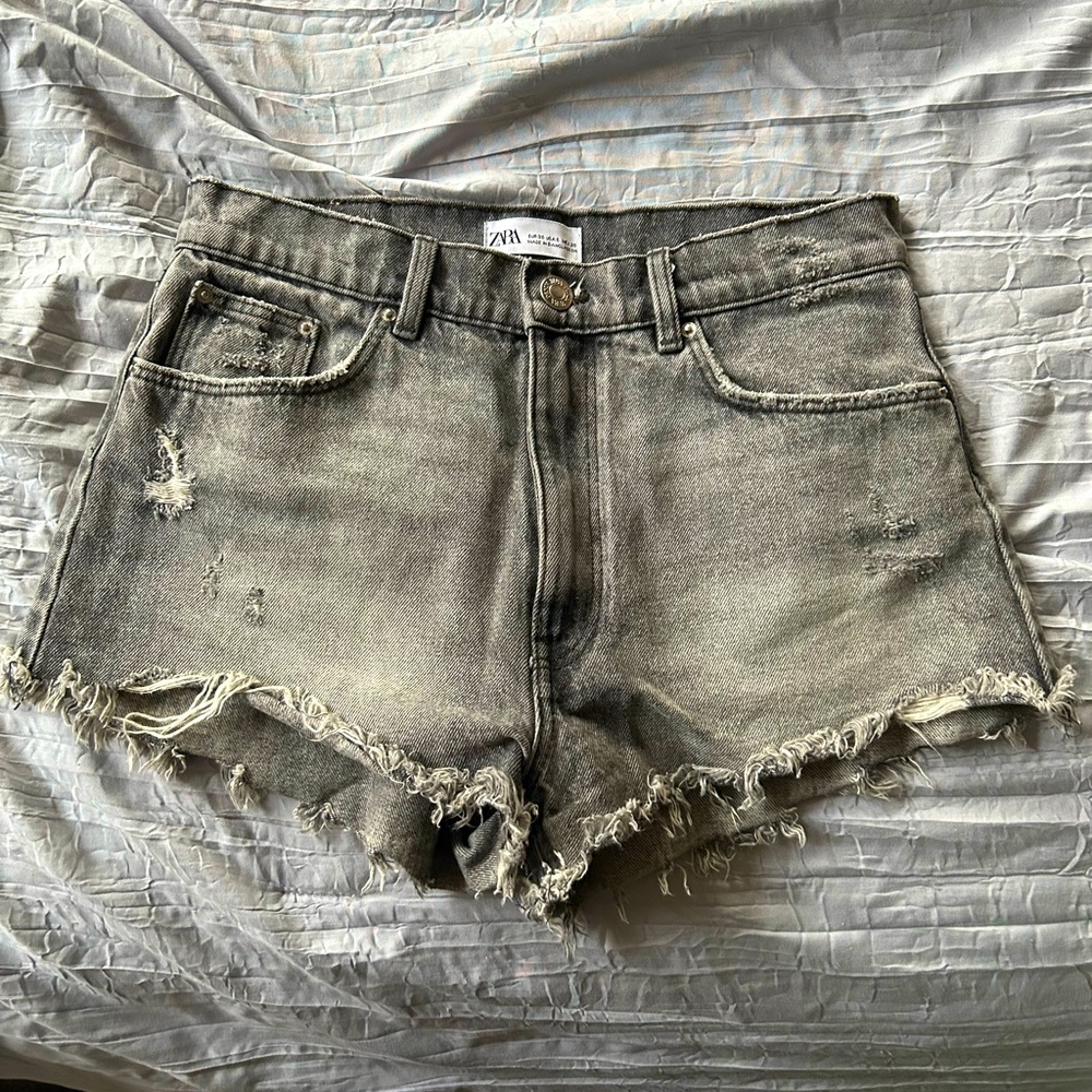 Zara high waisted denim shorts. Size 28.